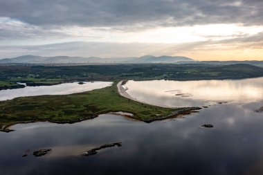 Donegal, İrlanda 'da Portnoo tarafındaki Ballyiriston plajının hava manzarası..