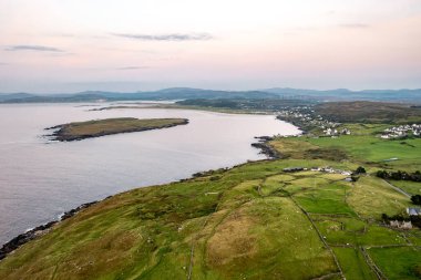 Donegal, İrlanda 'da Portnoo' dan Dunmore Head 'in hava görüntüsü