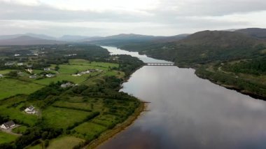 İrlanda 'nın Donegal ilçesindeki Gweebarra Körfezi ve köprüsü.