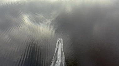 Jetski, Gweebarra körfezinde Portnoo ve Lettermacaward arasında araba sürüyor..