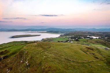 Donegal, İrlanda 'da Portnoo' dan Dunmore Head 'in hava görüntüsü