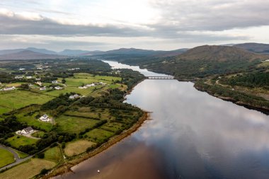 İrlanda Cumhuriyeti Donegal İlçesi 'ndeki Gweebarra Körfezi üzerindeki köprünün havası..