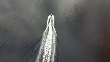 Jetski, Gweebarra körfezinde Portnoo ve Lettermacaward arasında araba sürüyor..