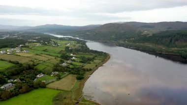 İrlanda 'nın Donegal ilçesindeki Gweebarra Körfezi ve köprüsü.