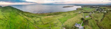 Donegal, İrlanda 'da Portnoo' dan Dunmore Head 'in hava görüntüsü