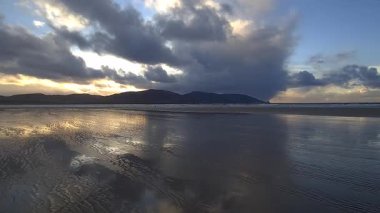 İrlanda Cumhuriyeti 'nin Tramore sahilinde dramatik bir gökyüzü, Donegal İlçesi.