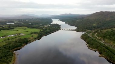 İrlanda 'nın Donegal ilçesindeki Gweebarra Körfezi ve köprüsü.