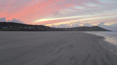 Donegal, İrlanda 'daki Portnoo Narin plajında güzel bir gün batımı..