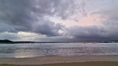 İrlanda 'daki Donegal İlçesi, Portnoo' dan Narin Caddesi 'nde dramatik günbatımı ve dalgalar