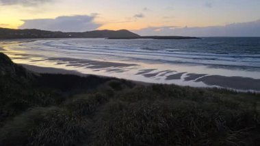 İrlanda 'daki Donegal İlçesi, Portnoo' dan Narin Caddesi 'nde dramatik günbatımı ve dalgalar