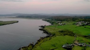 İrlanda 'nın Donegal ilçesindeki Portnoo Limanı ve Inishkeel Adası' nın havadan görünüşü.