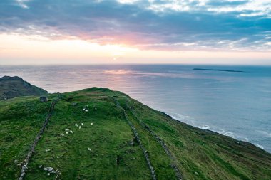 Donegal, İrlanda 'da Portnoo' dan Dunmore Head 'in hava görüntüsü
