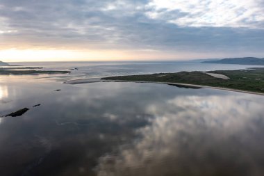 Lettermacaward, Donegal, İrlanda 'dan Dooey Sahili ve Gweebarra Körfezi Havalimanı.