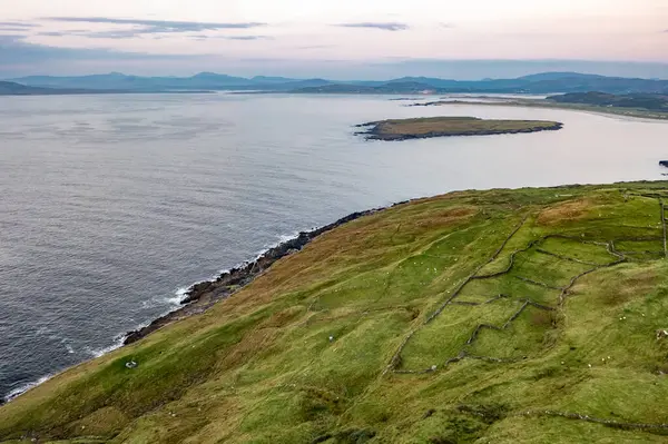 Donegal, İrlanda 'da Portnoo' dan Dunmore Head 'in hava görüntüsü