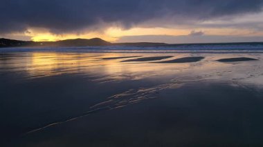 Donegal, İrlanda 'daki Portnoo Narin plajında güzel bir gün batımı.