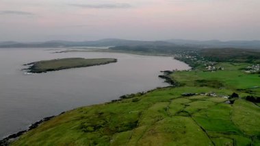 İrlanda 'nın Donegal ilçesindeki Portnoo Limanı ve Inishkeel Adası' nın havadan görünüşü.