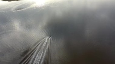 Jetski, Gweebarra körfezinde Portnoo ve Lettermacaward arasında araba sürüyor..