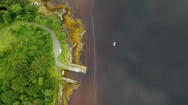 İrlanda 'nın Donegal ilçesindeki Gweebarra körfezindeki eski Lettermacaward feribot iskelesi..