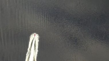 Jetski, Gweebarra körfezinde Portnoo ve Lettermacaward arasında araba sürüyor..