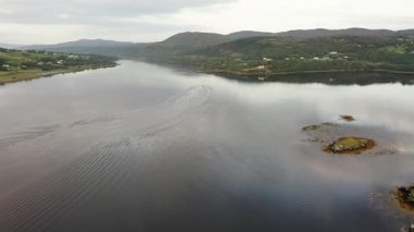 Jetski, Gweebarra körfezinde Portnoo ve Lettermacaward arasında araba sürüyor..