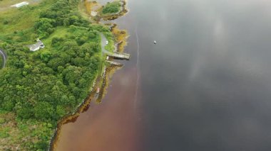 İrlanda 'nın Donegal ilçesindeki Gweebarra körfezindeki eski Lettermacaward feribot iskelesi..