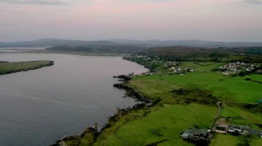 İrlanda 'nın Donegal ilçesindeki Portnoo Limanı ve Inishkeel Adası' nın havadan görünüşü.