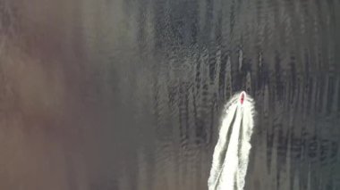 Jetski, Gweebarra körfezinde Portnoo ve Lettermacaward arasında araba sürüyor..