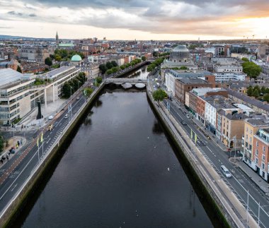 DUBLIN, IRELAND - 15 Temmuz 2025 - Şehir konseyi O Donovan Rossa Köprüsü 'ne yakındır.