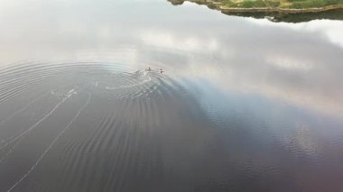 Jetski, Gweebarra körfezinde Portnoo ve Lettermacaward arasında araba sürüyor..