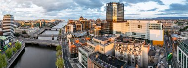 Yazın Dublin ve Liffey nehrinin hava manzarası, İrlanda - tüm markalar ve logolar kaldırıldı.