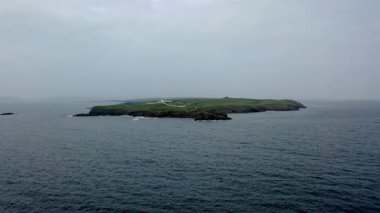 St. Johns Point County Donegal 'e doğru uçuyor, İrlanda.