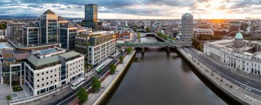 Yazın Dublin ve Liffey nehrinin hava manzarası, İrlanda - tüm markalar ve logolar kaldırıldı.