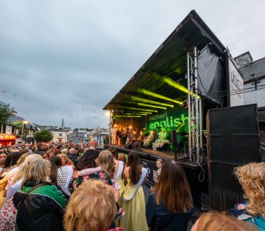 DUNGLOE, COUNTY DONEGAL, IRELAND - 26 Temmuz 2025: Dungloe Uluslararası Sanat Festivali 'nden Mary bu yıl John Bosco Odonnell tarafından açıldı