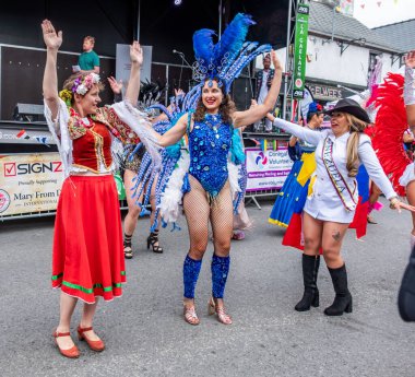 DUNGLOE, COUNTY DONEGAL, IRELAND - 26 Temmuz 2025: Samba Dance Brazil ana caddede sahne alıyor.