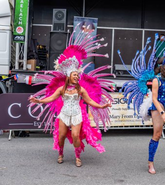 DUNGLOE, COUNTY DONEGAL, IRELAND - 26 Temmuz 2025: Samba Dance Brazil ana caddede sahne alıyor.