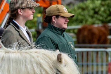 MEENACİS, İKİ DONEGAL, İRELAND - 4 AĞUSTOS 2025: Sürücü Meencross Tarım Fuarı 'nın tadını çıkarıyor.