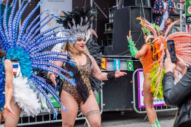 DUNGLOE, COUNTY DONEGAL, IRELAND - 26 Temmuz 2025: Samba Dance Brazil ana caddede sahne alıyor.