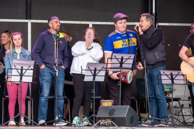 DUNGLOE, COUNTY DONEGAL, IRELAND - 26 Temmuz 2025: Daniel ODonnell, The Mary From Dungloe Uluslararası Sanat Festivali 'nde Rock Okulu ile birlikte sahne alıyor..