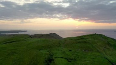 Donegal, İrlanda 'da Portnoo' dan Dunmore Head 'in hava görüntüsü