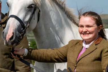 MEENACES, COUNTY DONEGAL, IRELAND - 4 AĞUSTOS 2025: Casey-Lee Hegarty ve takımı Meencross Tarım Fuarı 'nın en büyük midillisi ödülünü aldılar-