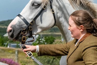 MEENACES, COUNTY DONEGAL, IRELAND - 4 AĞUSTOS 2025: Casey-Lee Hegarty ve takımı Meencross Tarım Fuarı 'nın en büyük midillisi ödülünü aldılar-