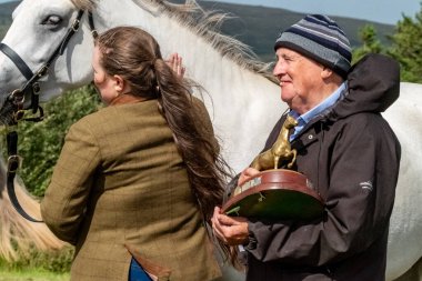 MEENACES, COUNTY DONEGAL, IRELAND - 4 AĞUSTOS 2025: Casey-Lee Hegarty ve takımı Meencross Tarım Fuarı 'nın en büyük midillisi ödülünü aldılar-