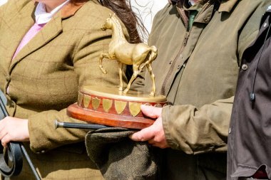 MEENACES, COUNTY DONEGAL, IRELAND - 4 AĞUSTOS 2025: Casey-Lee Hegarty ve takımı Meencross Tarım Fuarı 'nın en büyük midillisi ödülünü aldılar-