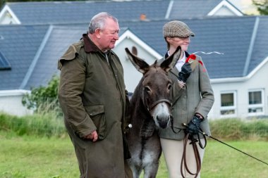 MEENACES, COUNTY DONEGAL, IRELAND - AĞUSTOS 04 2025: Mary Ann Elliott Meencross Tarım Fuarı 'ndaki eşeği ile birincilik ödülünü kazanıyor.