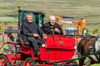 MEENACES, COUNTY DONEGAL, IRELAND - AĞUSTOS 04 2025: John McLaughlin Meencross Tarım Fuarı 'nda en iyi midilli yarışını kazanıyor.