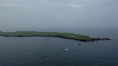 St. Johns Point County Donegal 'e doğru uçuyor, İrlanda.
