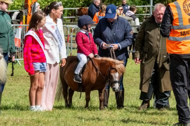 MEENACROSS, COUNTY DONEGAL, IRELAND - 4 AĞUSTOS 2025: Ellie Ward, Dungloe 'dan yeni Mary ve Cora McHugh Meencross Tarım Fuarı' nda ödülleri sunmaya hazırlanıyorlar..