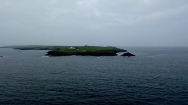 St. Johns Point County Donegal 'e doğru uçuyor, İrlanda.