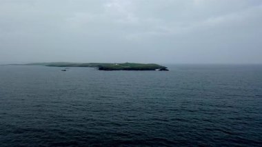 St. Johns Point County Donegal 'e doğru uçuyor, İrlanda.