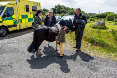 MEENACES, İKİNCİ DONEGAL, İRELAND - AĞUSTOS 04 2025: Brooke O Brien Meencross Tarım Fuarı 'nda atını fırçalıyor.